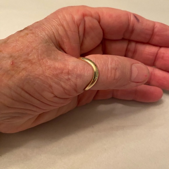 Elegant 14K Gold Ring in Green Box - Picture 4 of 4